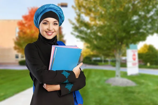 Perempuan Muslim Mahasiswa Dengan Buku Fotokopi — Stok Foto