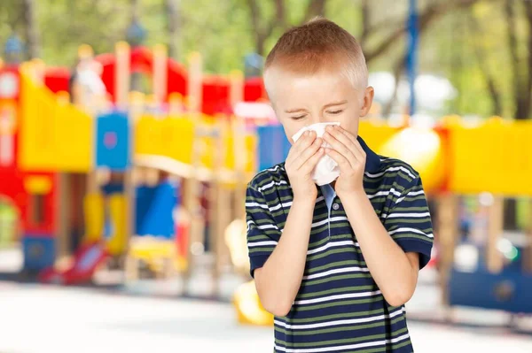 Anak Muda Hidung Bertiup — Stok Foto