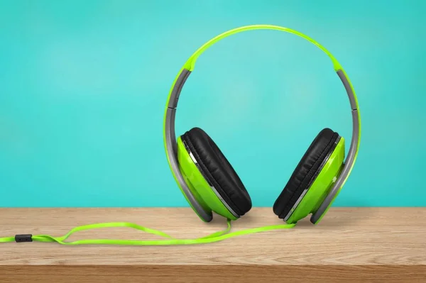 Grüne Kopfhörer Auf Weißem Hintergrund — Stockfoto