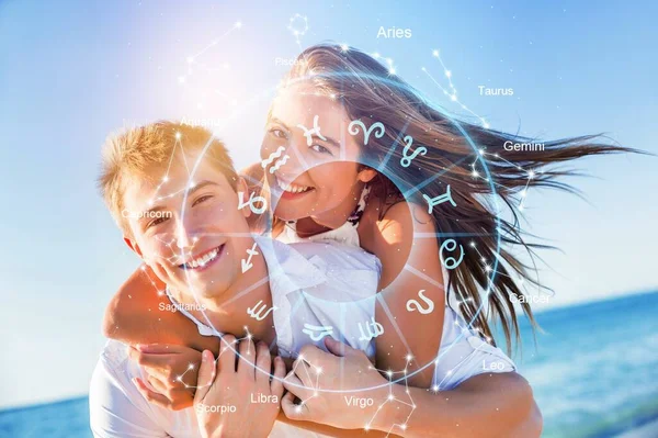 Feliz Joven Pareja Enamorada — Foto de Stock