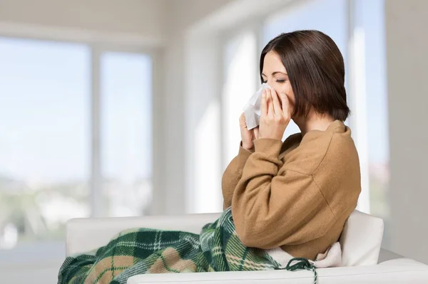 Mujer Enferma Con Gripe Estornuda Cama Casa — Foto de Stock