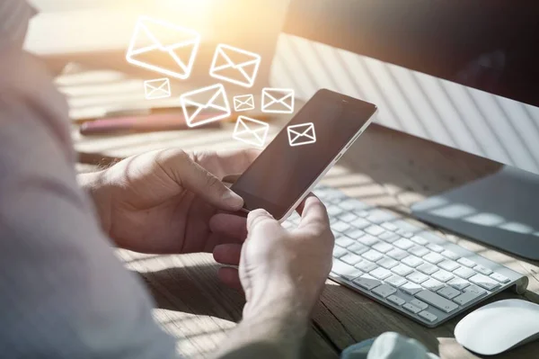 Handen Met Telefoon Computer Achtergrond — Stockfoto