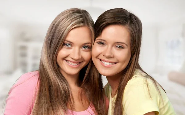 Duas Mulheres Sorridentes Olhando Para Câmera — Fotografia de Stock
