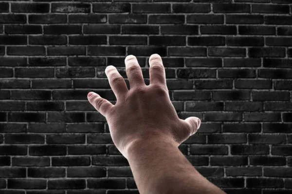 Рука Досягає Цегляної Стіни — стокове фото