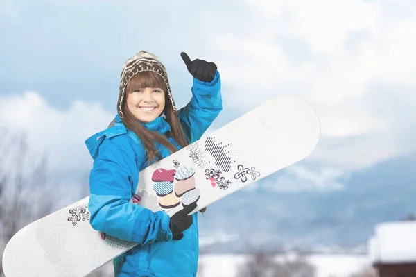 Leuke vrouw met snowboard — Stockfoto