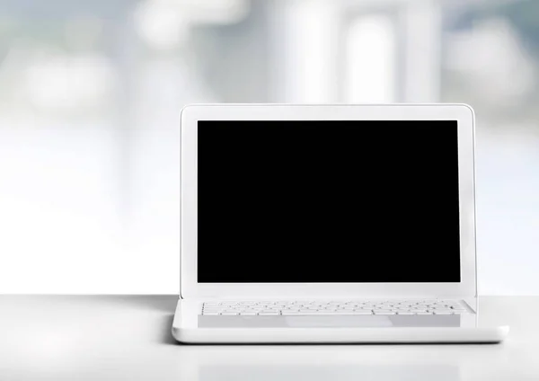 Arkaplanda Boş Ekran Olan Dizüstü Bilgisayar — Stok fotoğraf