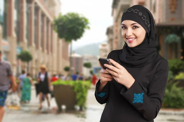Wanita Muslim Dengan Ponsel — Stok Foto