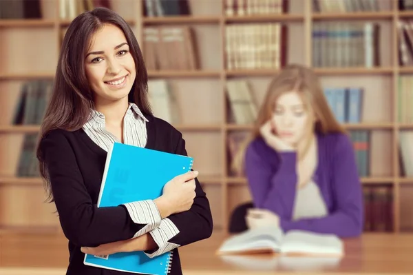 Porträtt Kvinnlig Student Med Böcker Biblioteket — Stockfoto