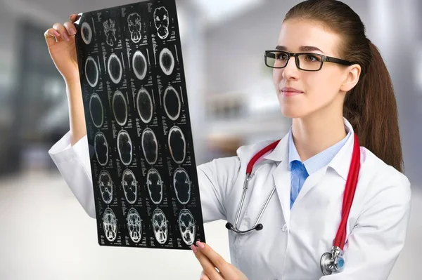 Gros Plan Radiographie Dans Les Mains Une Femme Médecin — Photo