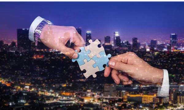 Teamwork Samenwerking Partnerschap Concept Menselijke Handen Houden Puzzelstukjes — Stockfoto