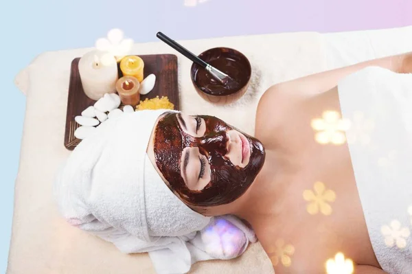 Giovane Donna Con Maschera Facciale Salone Spa — Foto Stock