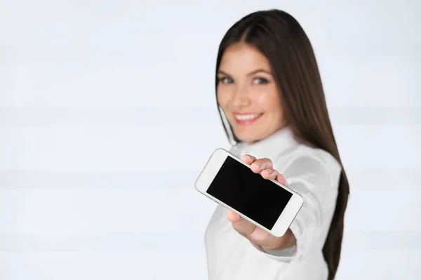 Mladá Žena Drží Mobilní Telefon Prázdnou Obrazovkou — Stock fotografie