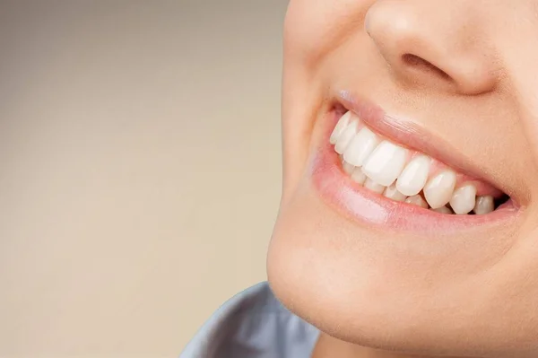 Młoda Kobieta Bardzo Zdrowymi Białymi Zębami — Zdjęcie stockowe