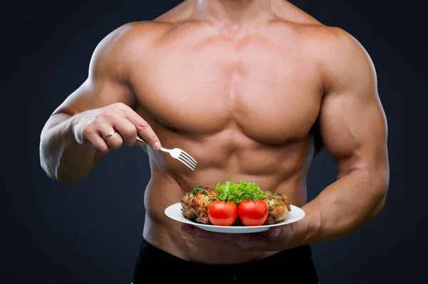 Junger Muskulöser Mann Isst Frischen Salat — Stockfoto