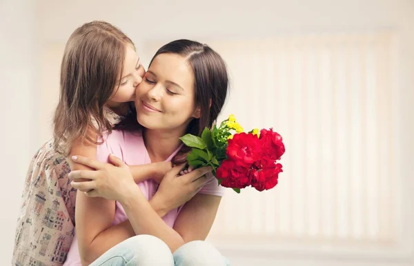 Mor Och Dotter Som Håller Bukett Blommor — Stockfoto