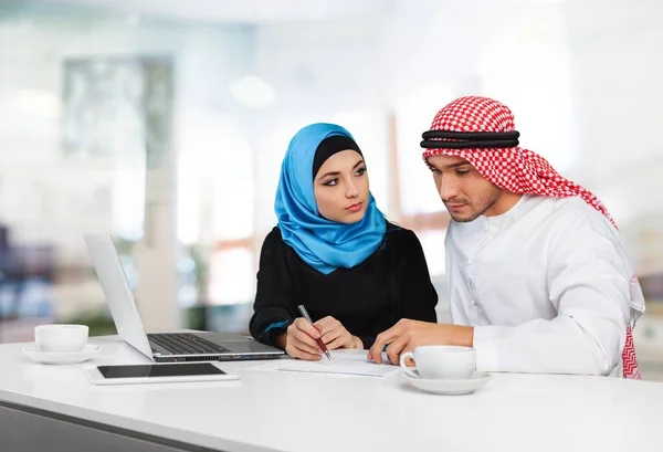 Potret Pasangan Arab Dengan Laptop Latar Belakang — Stok Foto