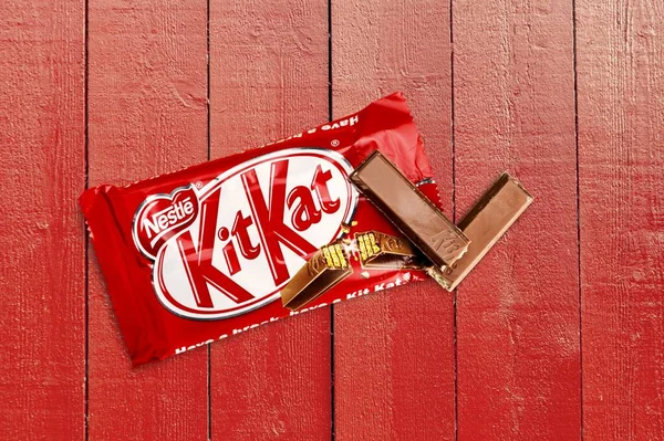 Arka Planda Kit Kat Çikolatası — Stok fotoğraf