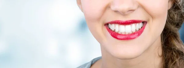 Portret Van Een Vrouw Rode Lippenstift Glimlachend Gezicht — Stockfoto