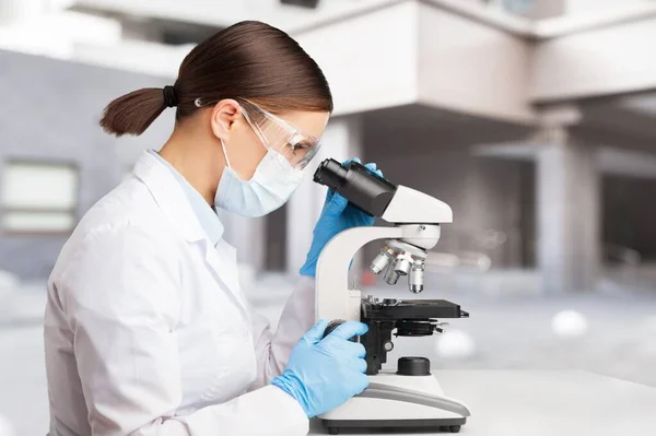 Mulher Jovem Usando Microscópio Laboratório — Fotografia de Stock