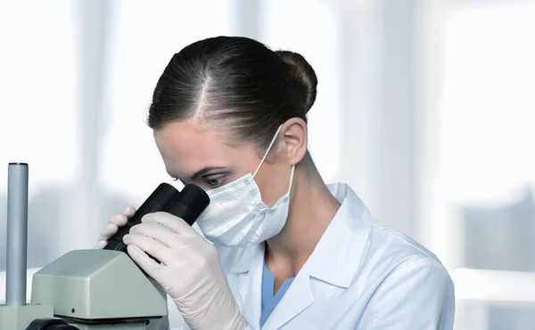 Mulher Jovem Usando Microscópio Laboratório — Fotografia de Stock