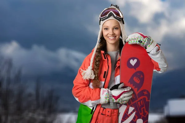 スノーボードのあるスキースーツの若い女性は — ストック写真