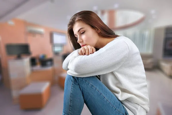 Jovem Mulher Tendo Depressão Sentado Chão — Fotografia de Stock