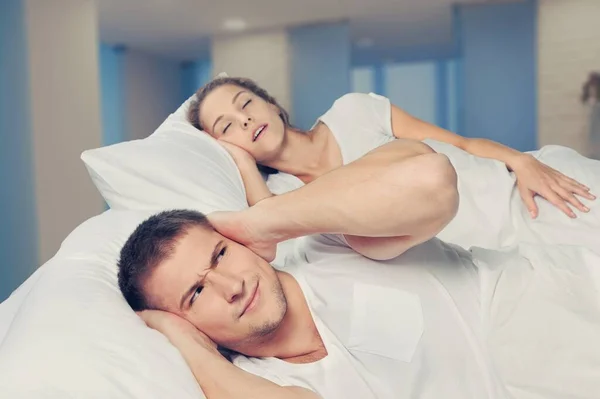 Junges Paar Schläft Auf Dem Bett Schlafzimmer Mädchen Schnarcht — Stockfoto