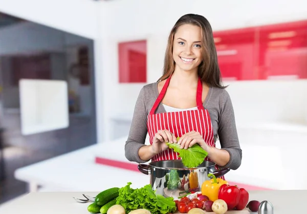 Mujer Joven Cocinando Cocina —  Fotos de Stock