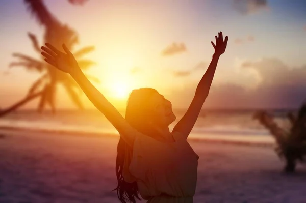 Junge Frau Bei Sonnenuntergang Strand — Stockfoto