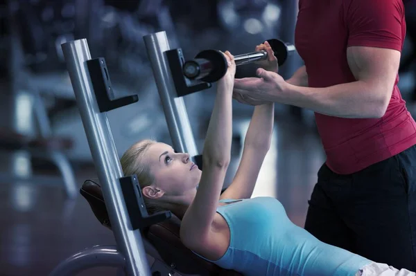 Mujer Joven Haciendo Ejercicio Con Mancuerna Gimnasio —  Fotos de Stock