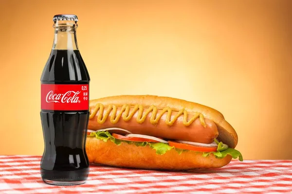 Varmkorv Med Ketchup Och Cola Bordet — Stockfoto