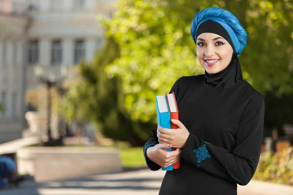 Vrouwelijke Moslim Student Met Copybooks — Stockfoto