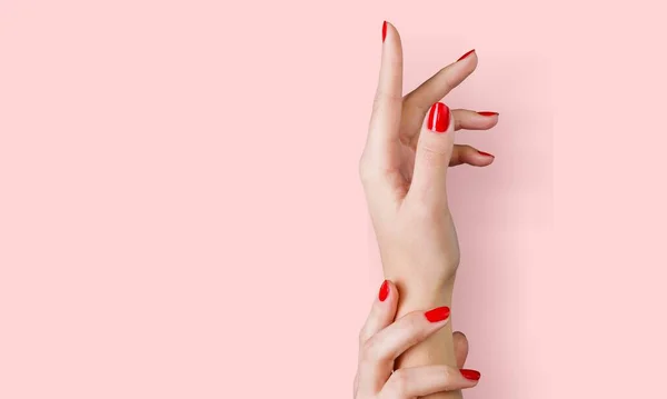 Kobiety paznokcie manicure — Zdjęcie stockowe