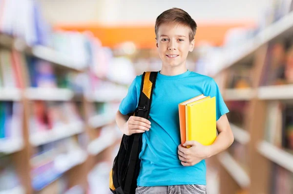 Porträt Eines Netten Schuljungen Mit Büchern Der Bibliothek — Stockfoto