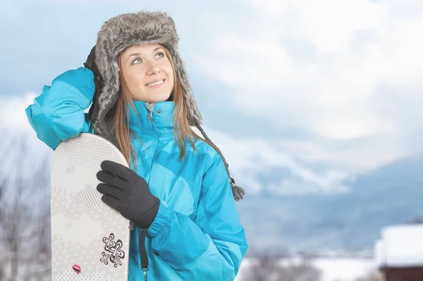 Donna carina con snowboard — Foto Stock