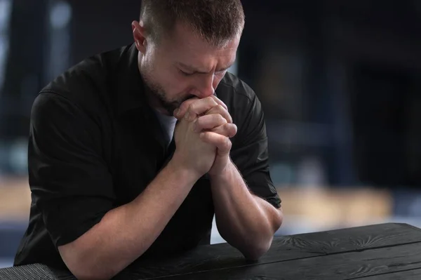 Genç Adam Koyu Arka Plan Üzerinde Dua — Stok fotoğraf