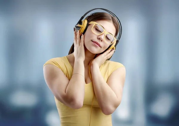 Retrato Jovem Mulher Bonita Com Fones Ouvido — Fotografia de Stock