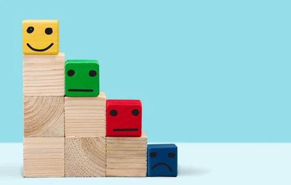 Houten Blokjes Met Schattige Emojies — Stockfoto