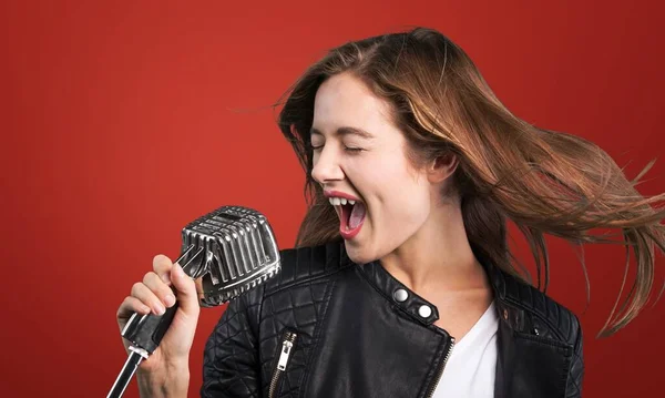 Hermosa Mujer Joven Con Micrófono — Foto de Stock
