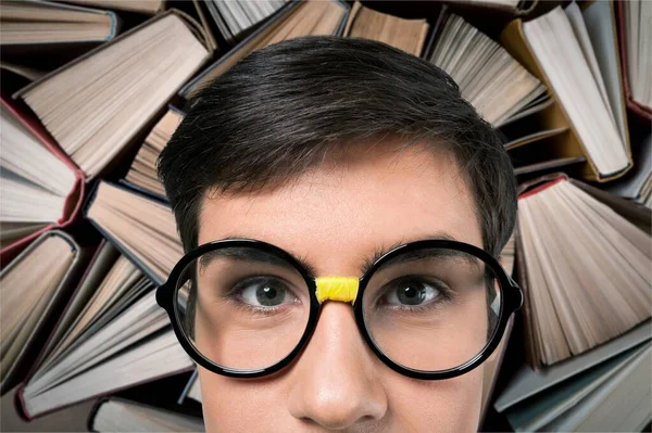 Gözlüklü Genç Çocuk Arka Planda Kitap Okuyor — Stok fotoğraf