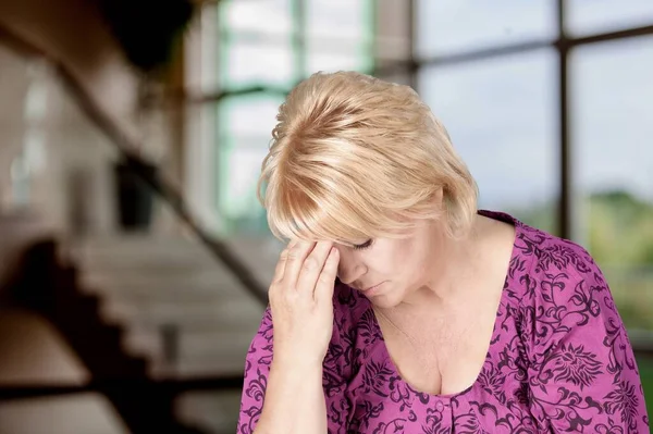 Estressado Mulher Adulta Fundo Borrado — Fotografia de Stock