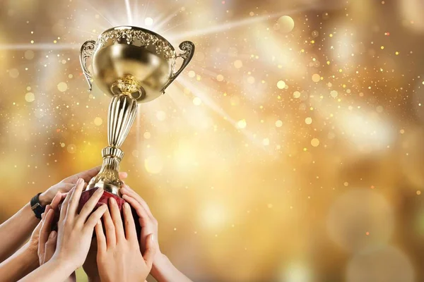 Mãos Segurando Troféu Dourado Fundo — Fotografia de Stock