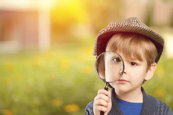 Liten Pojke Med Förstoringsglas Utomhus — Stockfoto