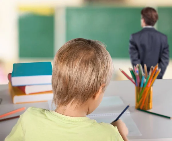 Achteraanzicht Van Schooljongen Schrijven Het Schoolbord Klas — Stockfoto