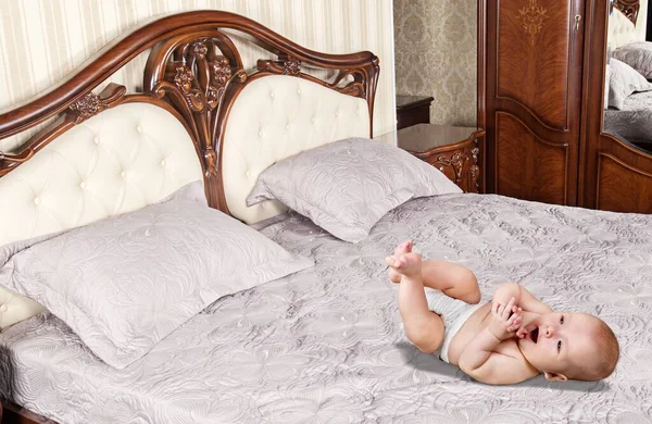 Χαριτωμένο Μωρό Ξαπλωμένο Στο Κρεβάτι — Φωτογραφία Αρχείου