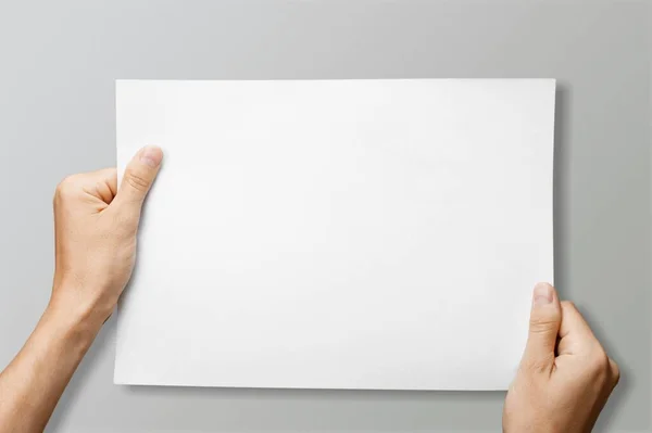 Mano Che Tiene Una Carta Bianca Uno Sfondo Bianco — Foto Stock