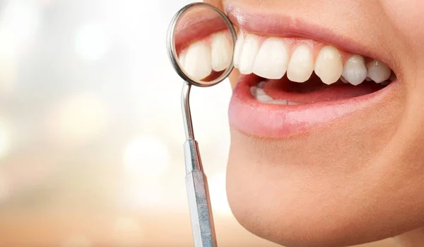 Mujer Dientes Dentista Boca Espejo —  Fotos de Stock