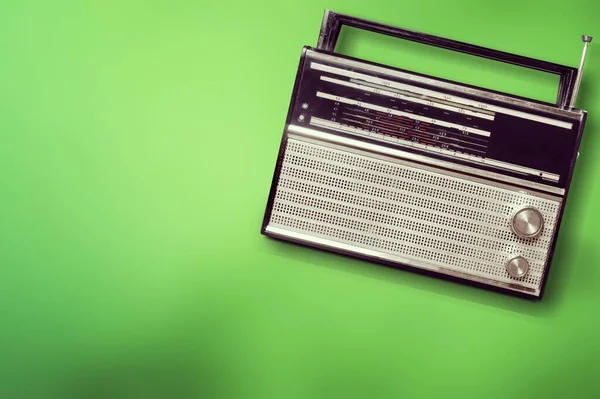 Radio Retro Sobre Fondo Verde —  Fotos de Stock