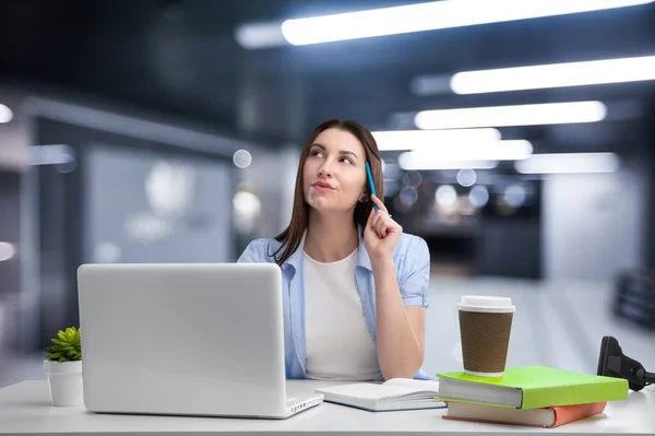 Mujer Joven Con Portátil Café —  Fotos de Stock