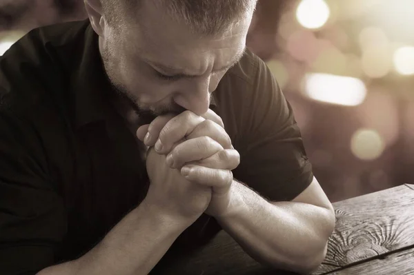 Genç Adam Kilisede Dua Ediyor — Stok fotoğraf